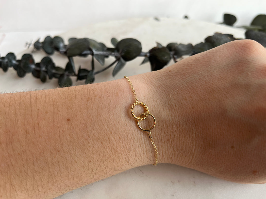 Yellow Gold Interlocking Circle Bracelet – Belliston Jewelry